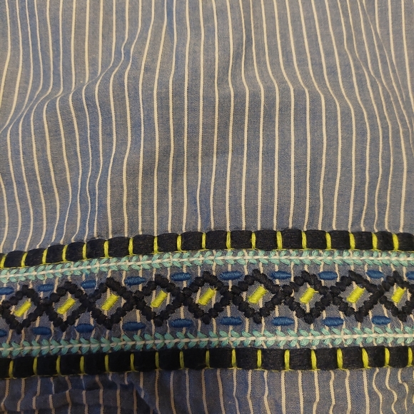 Vineyard Vines Ruffled Blue and White Sleeveless Blouse - Picture 3 of 3